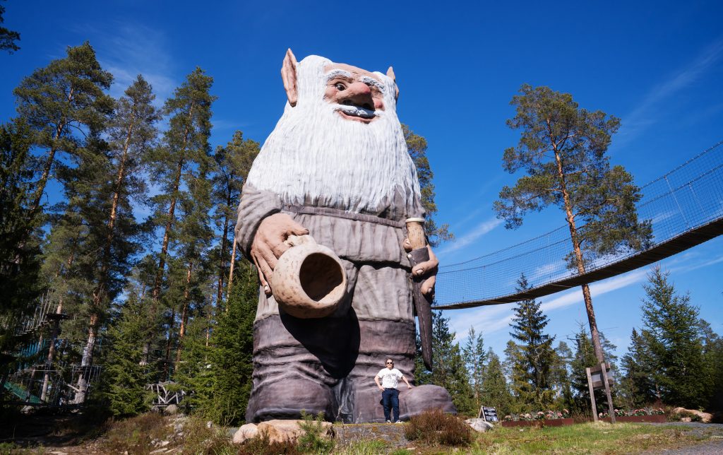 Sisumetsän seikkailupuiston peikko alaviistosta kuvattuna.