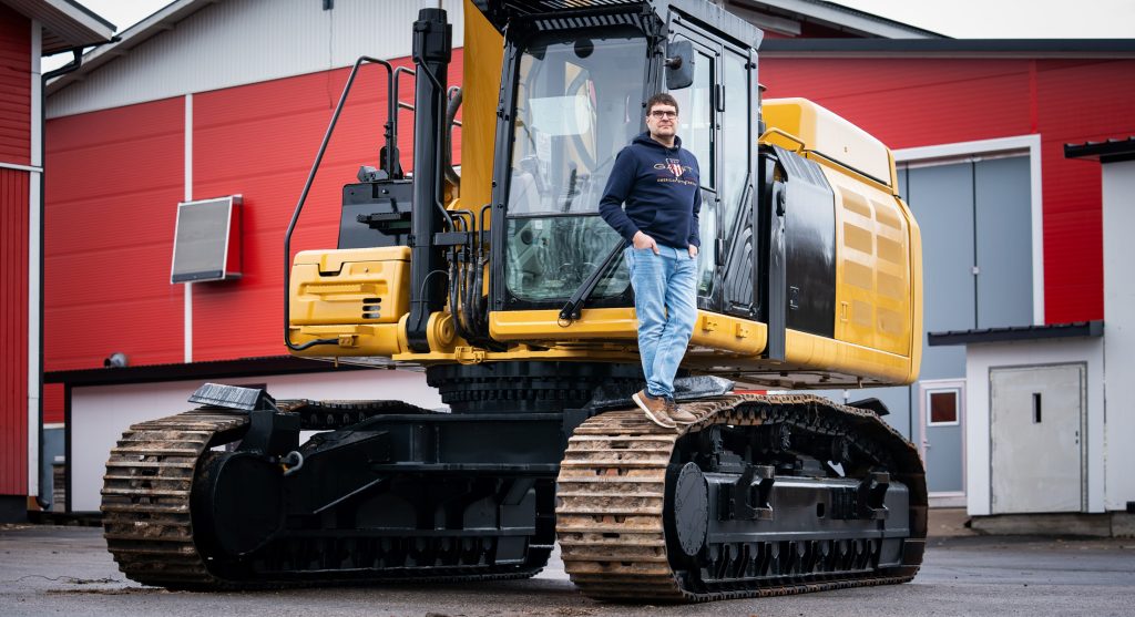 Suuret työmaakoneet ovat PE-Markkinoinnin osaamisen ydintä. Petteri Pomppu esittelee 55 tonnia painavaa kaivinkonetta.