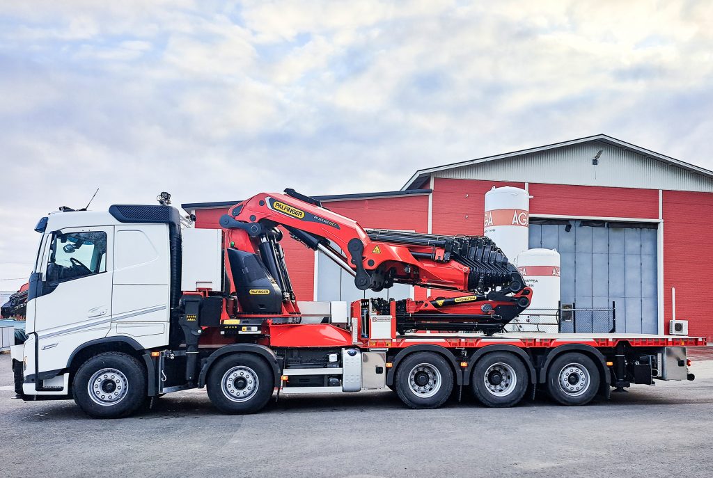 PE-Markkinoinnin valmistamat nosturiautot sopivat isojen rakennustyömaiden tarpeisiin. Jokainen auto on yksilö, joka suunnitellaan yhdessä asiakkaan kanssa.
