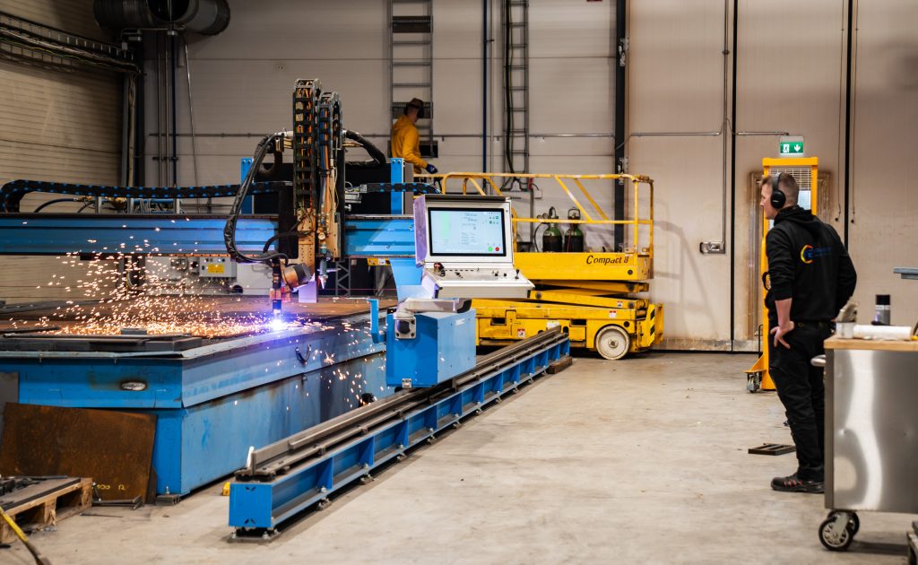 Hallista löytyy muun muassa viisteplasmaleikkauskone. 