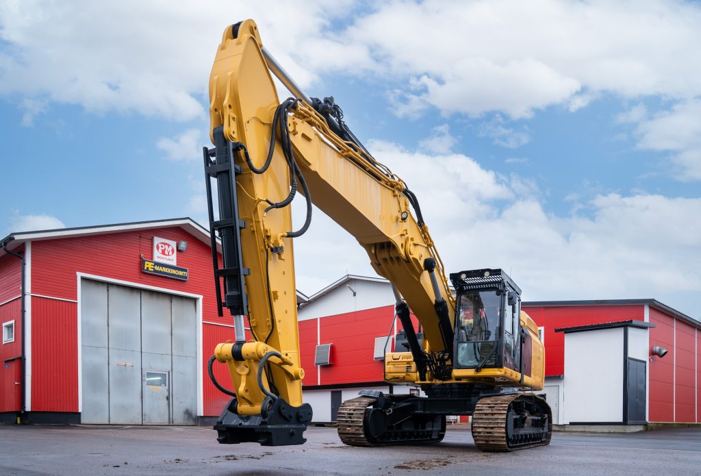 PE-Markkinoinnilla massiivisia koneita myös maalataan, kuten tällaisia "pienen kesämökin" kokoisia kaivinkoneita.